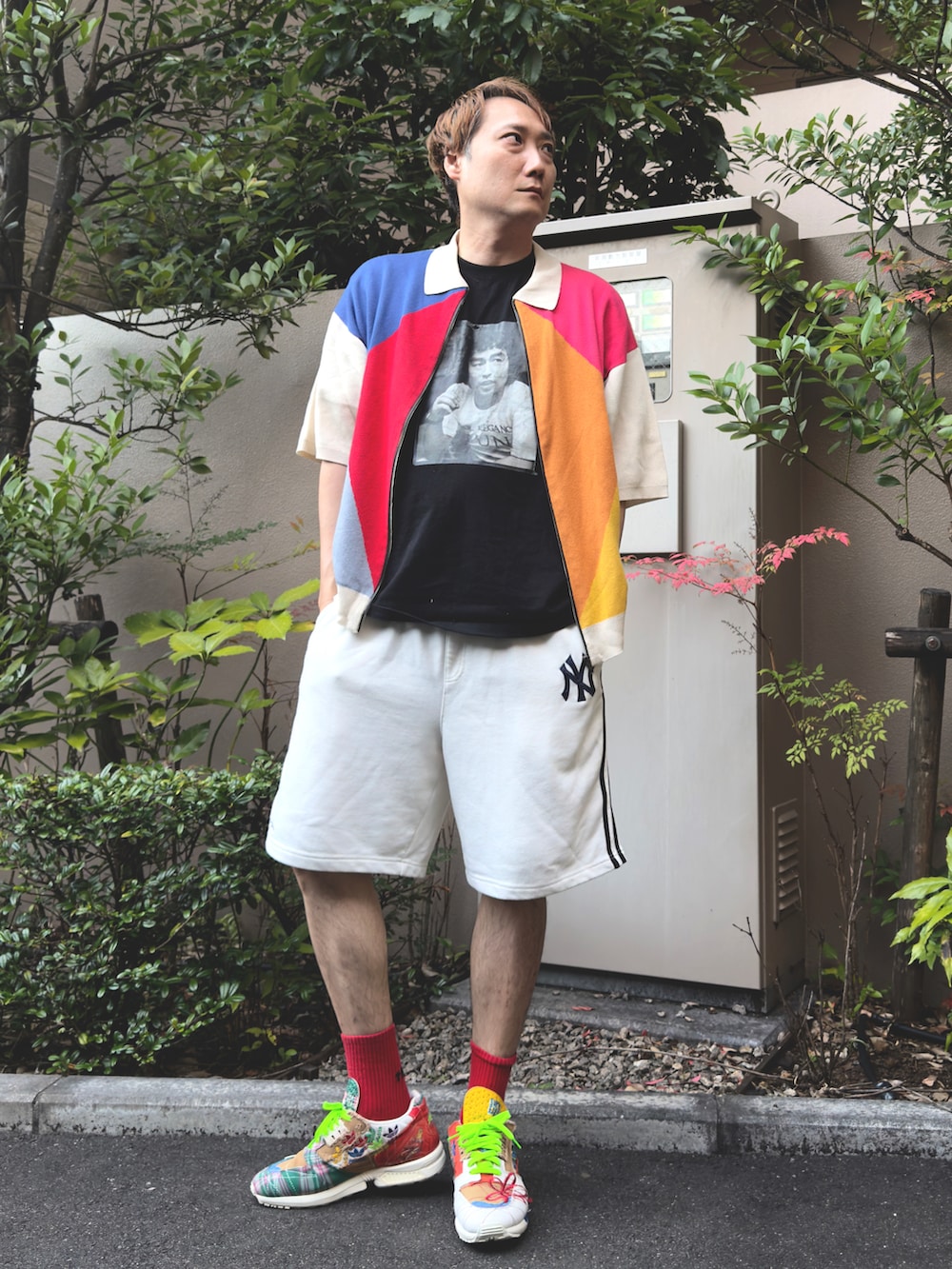 ホワイト系のセットアップ、ホワイト系のニット/セーター、ブラック系のTシャツ/カットソーを着用したメンズの夏コーディネートの2枚目の写真