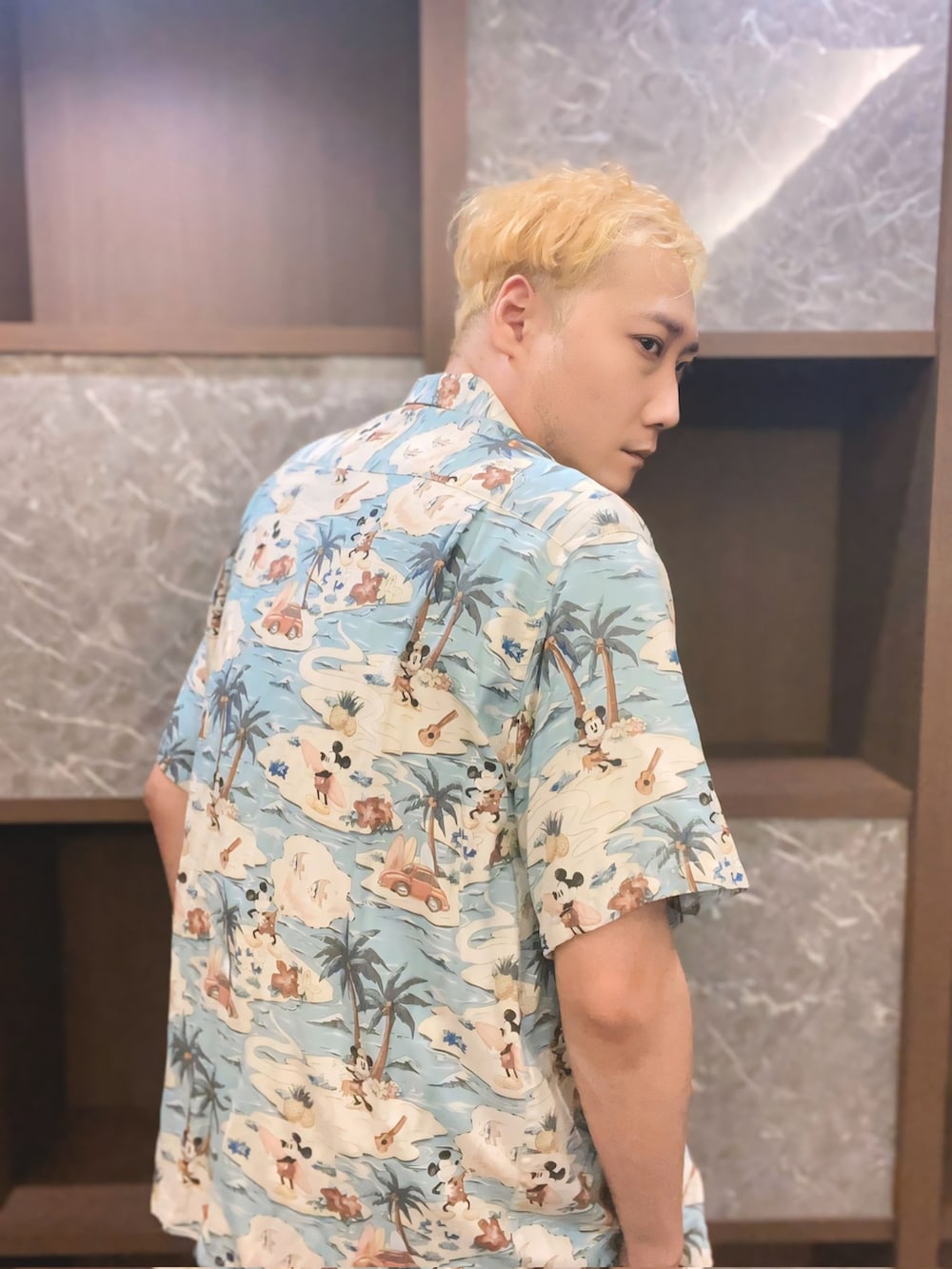 ホワイト系のTシャツ/カットソー、ブルー系のシャツ/ブラウス、ブラック系のその他パンツを着用したメンズの夏コーディネートの4枚目の写真