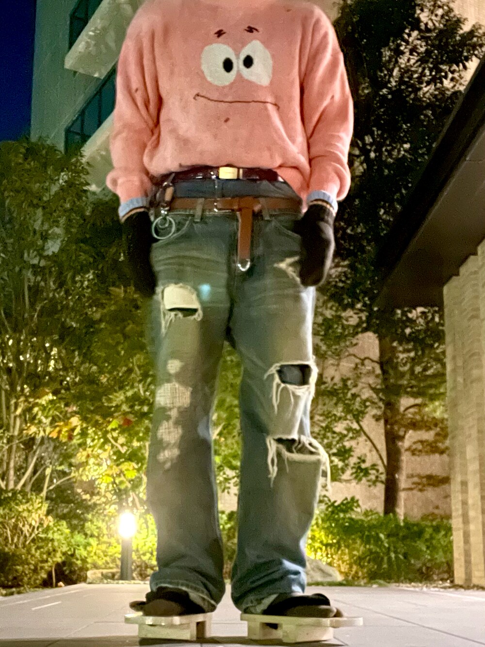 ピンク系のニット/セーター、ブルー系のデニムパンツ、ブルー系のデニムパンツを着用したメンズの秋コーディネートの3枚目の写真