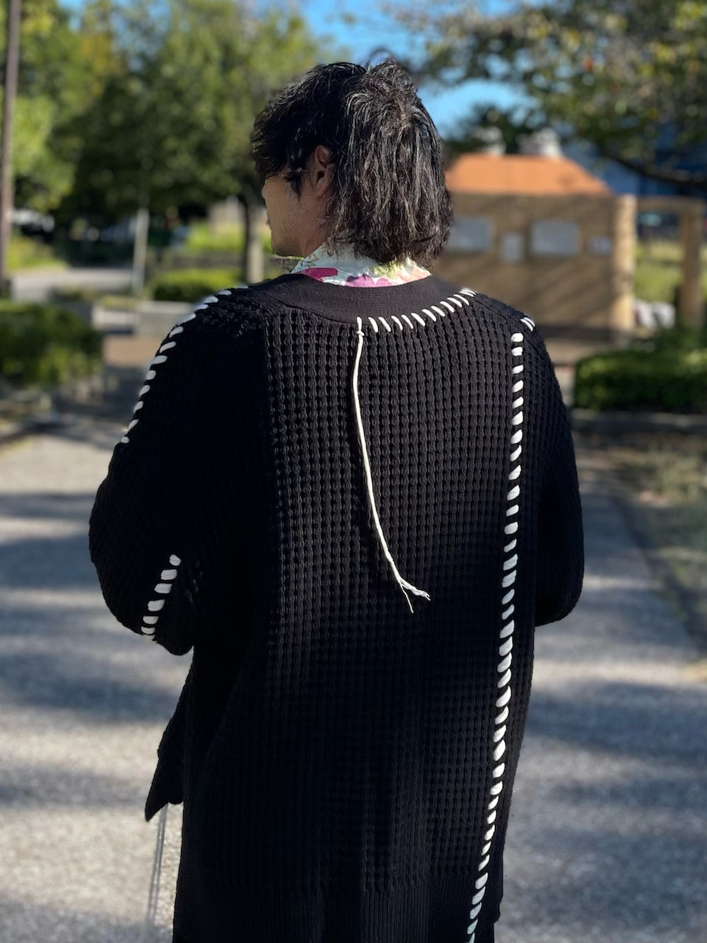 ベージュ系のシャツ/ブラウス、ブラック系のカーディガン/ボレロ、ブラック系のパンツを着用したメンズの秋コーディネートの3枚目の写真