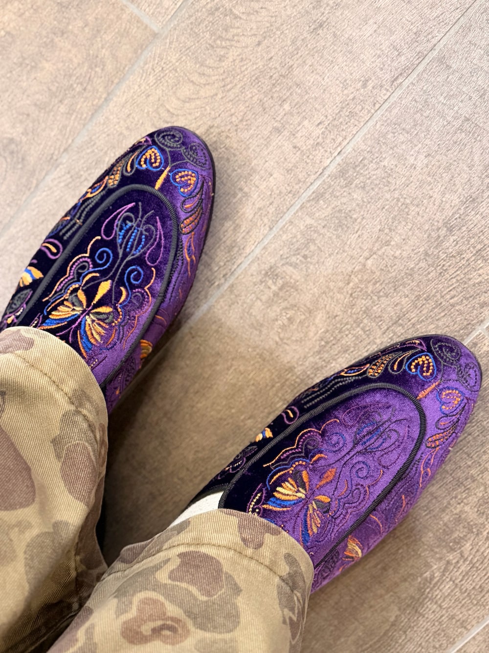 ブラウン系のその他パンツ、グリーン系のポンチョ、ブラック系のトートバッグを着用したメンズの春コーディネートの5枚目の写真