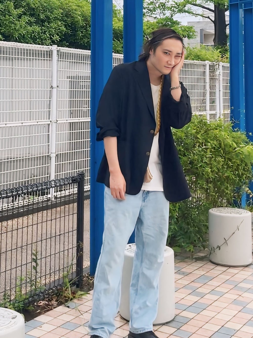 ホワイト系のTシャツ/カットソー、ブルー系のデニムパンツ、ブラック系のその他シューズを着用したメンズの夏コーディネートの2枚目の写真