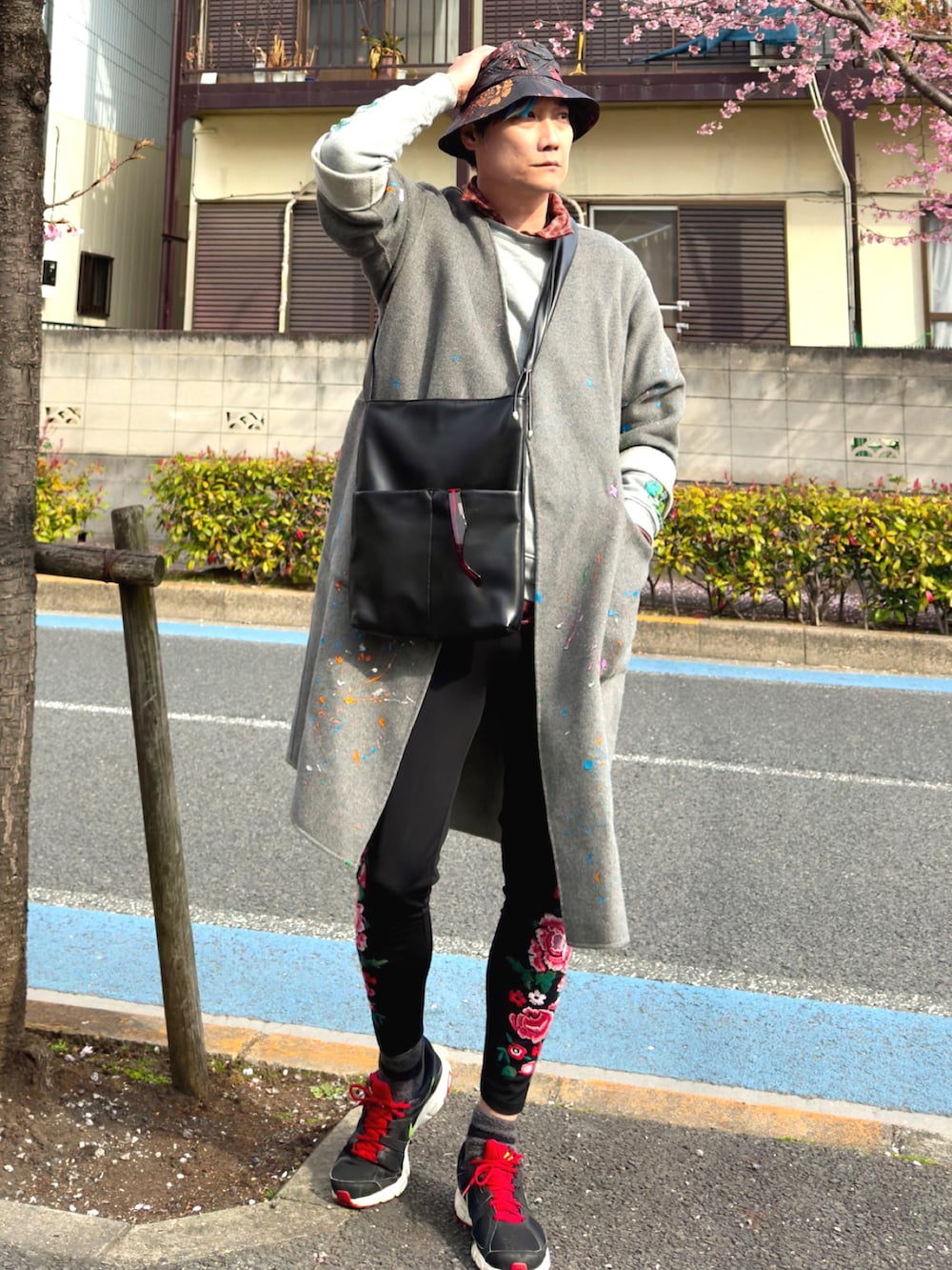 グレー系のスウェット、グレー系のチェスターコート、レッド系のシャツ/ブラウスを着用したメンズの春コーディネートの2枚目の写真