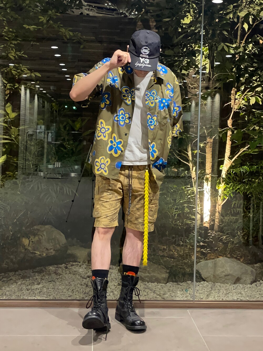 グリーン系のシャツ/ブラウス、ホワイト系のTシャツ/カットソー、ブラック系のブーツを着用したメンズの夏コーディネートの2枚目の写真