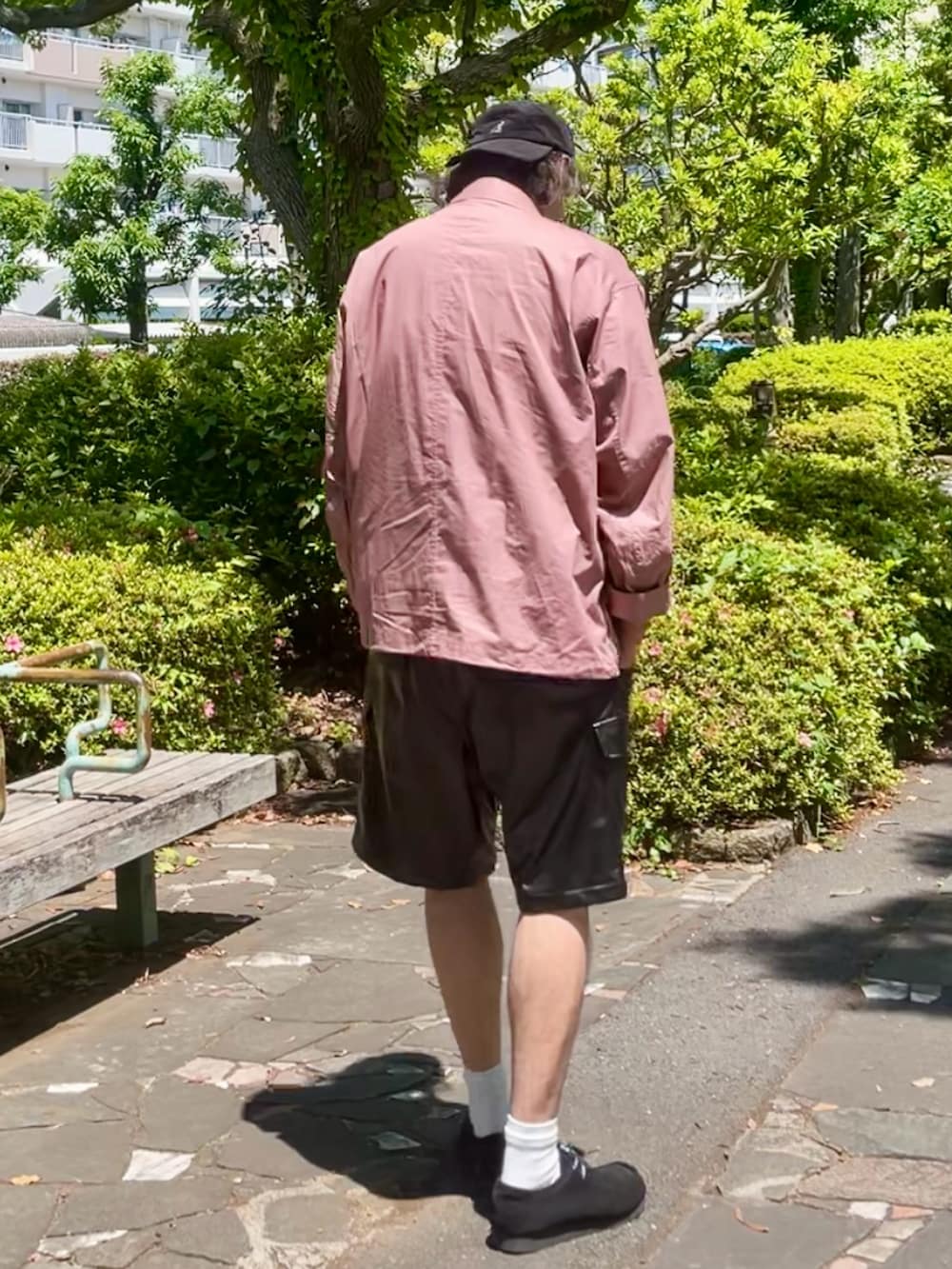 ピンク系のTシャツ/カットソー、ブラック系のその他パンツ、ピンク系のジャケット/アウターを着用したメンズの夏コーディネートの4枚目の写真