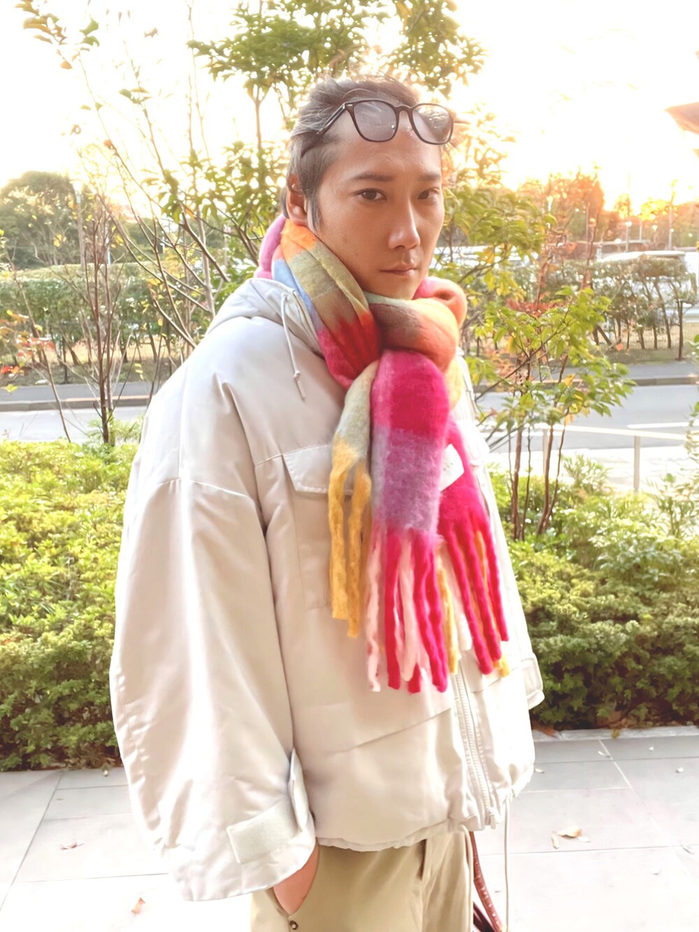 ホワイト系のダウンジャケット/コート、ベージュ系のチノパンツ、ホワイト系のドレスシューズを着用したメンズの冬コーディネートの3枚目の写真