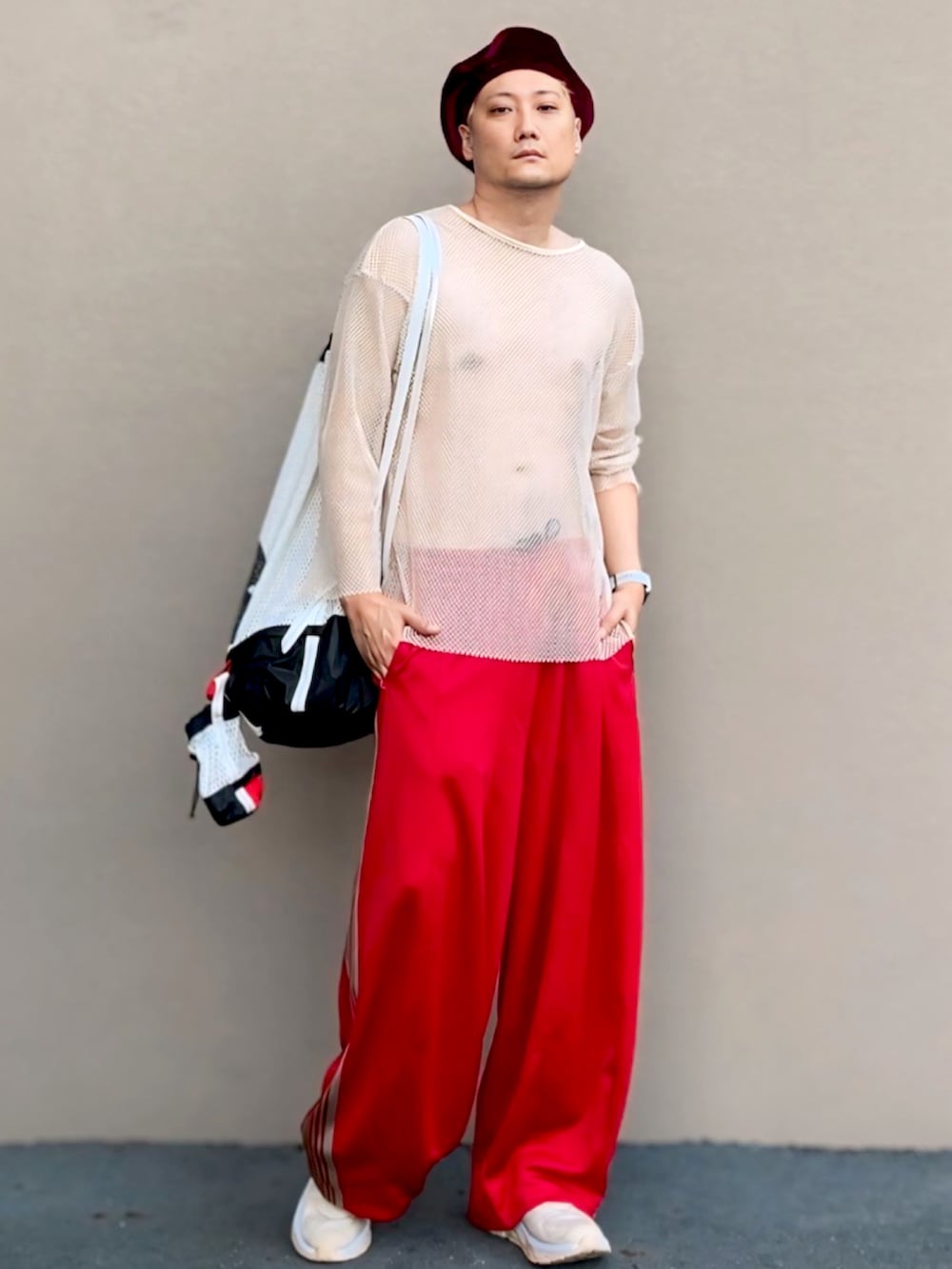 ベージュ系のTシャツ/カットソー、ブラック系のトートバッグ、レッド系のその他パンツを着用したメンズの夏コーディネートの2枚目の写真