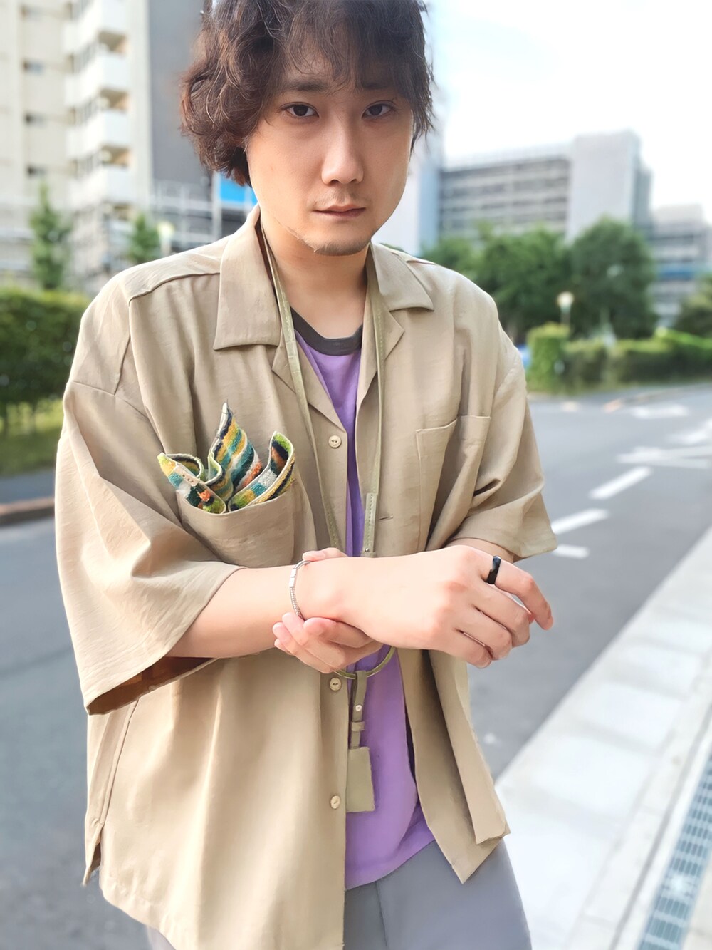 ベージュ系のシャツ/ブラウス、その他のショルダーバッグ、ベージュ系のサンダルを着用したメンズの夏コーディネートの3枚目の写真