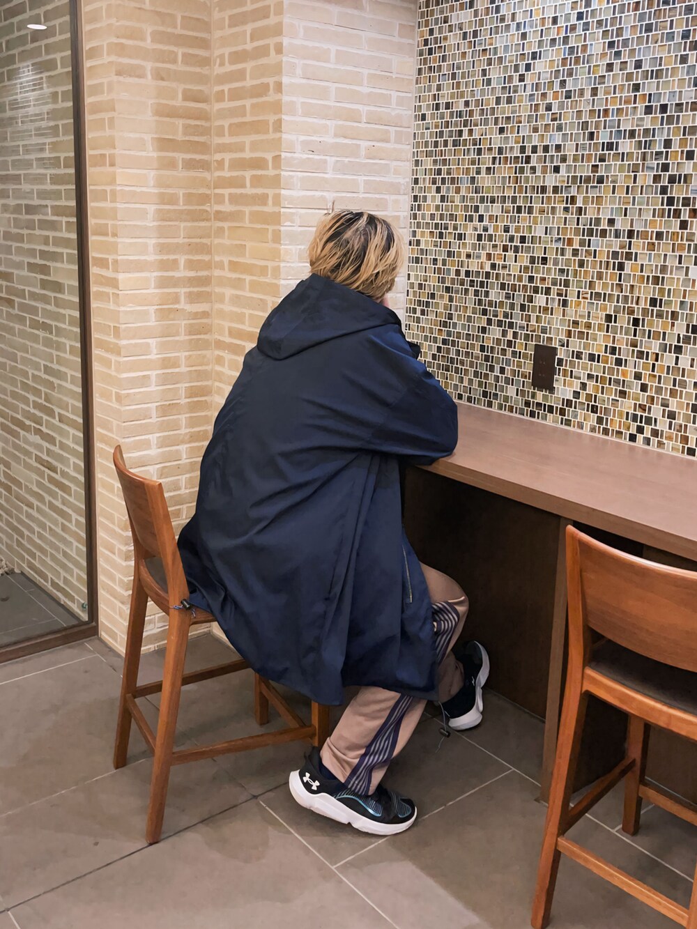 ブルー系のシャツ/ブラウス、ブルー系のモッズコート、その他のその他パンツを着用したメンズの秋コーディネートの4枚目の写真