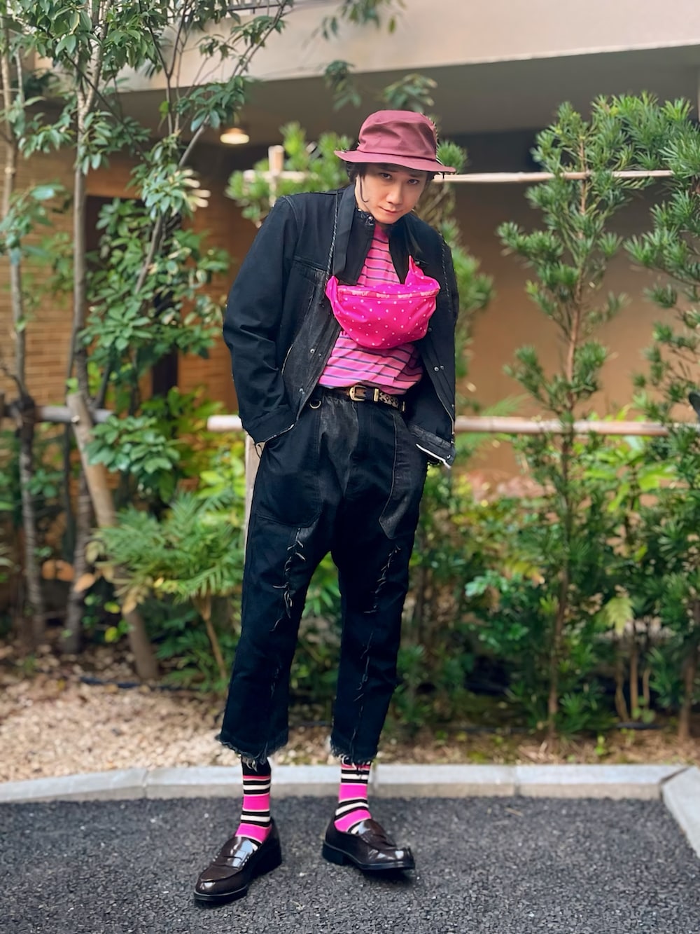 ピンク系のTシャツ/カットソー、ピンク系のボディバッグ/ウエストポーチ、ブラック系のデニムジャケットを着用したメンズの春コーディネートの2枚目の写真