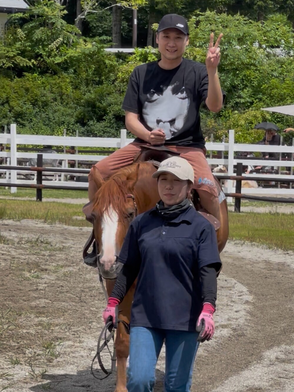 ブラック系のTシャツ/カットソー、ブラウン系のルームウェア/パジャマ、ブラック系のキャップを着用したメンズの夏コーディネートの3枚目の写真