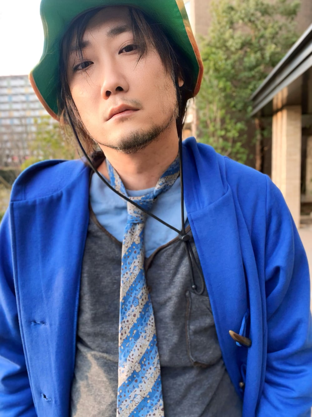 ブルー系のネクタイ、グレー系のTシャツ/カットソー、ブルー系のデニムパンツを着用したメンズの春コーディネートの2枚目の写真