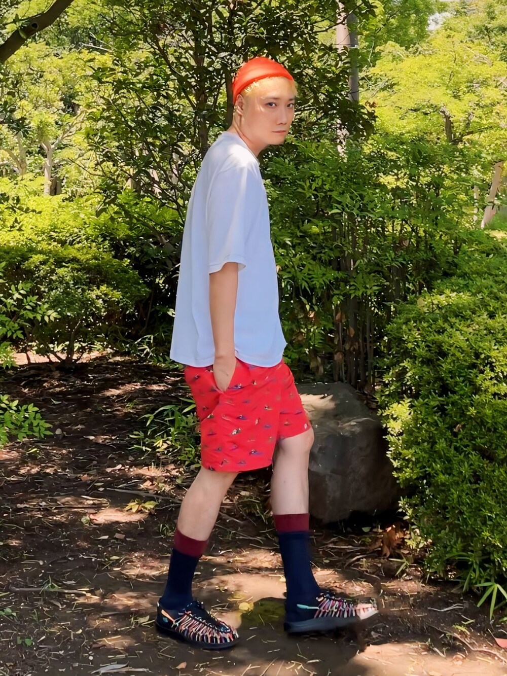 ホワイト系のTシャツ/カットソー、レッド系のパンツ、その他のサンダルを着用したメンズの夏コーディネートの3枚目の写真