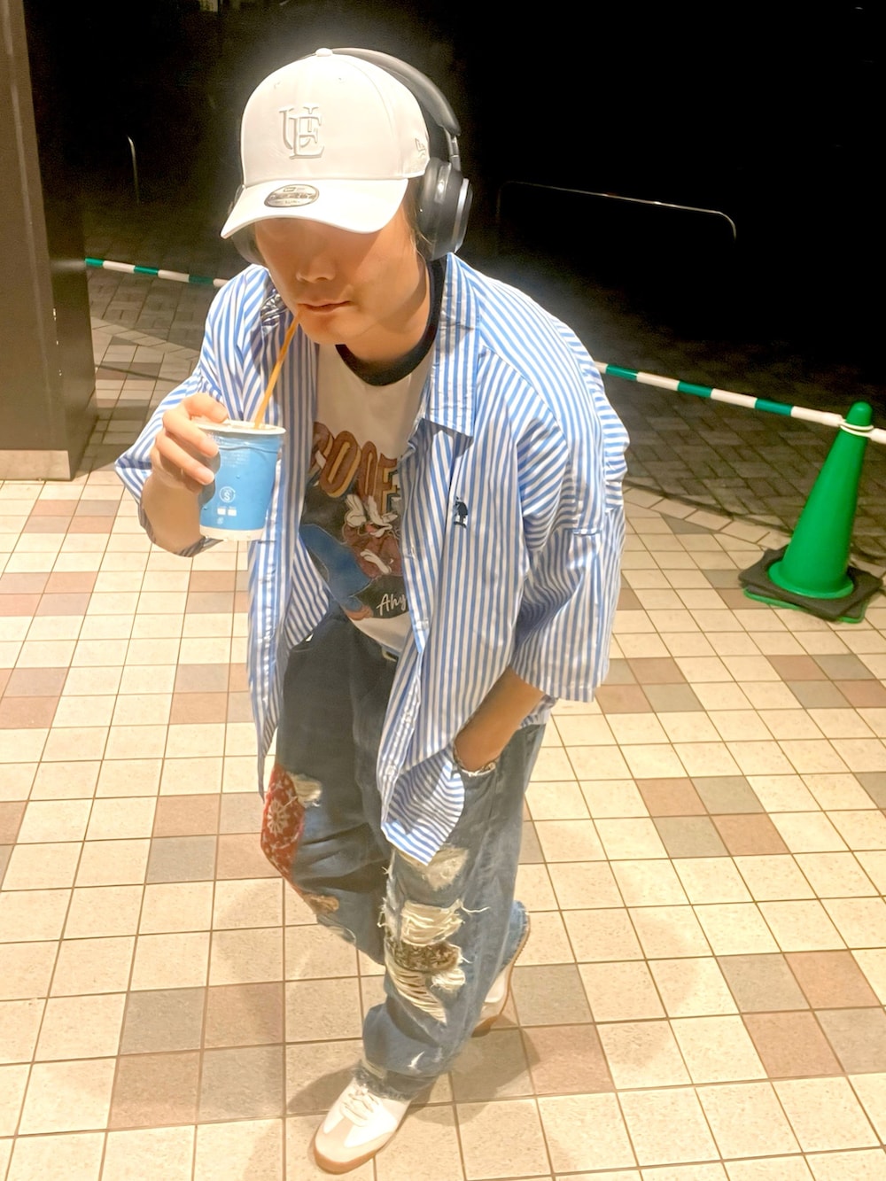 ホワイト系のTシャツ/カットソー、その他のシャツ/ブラウス、ブルー系のデニムパンツを着用したメンズの夏コーディネートの2枚目の写真