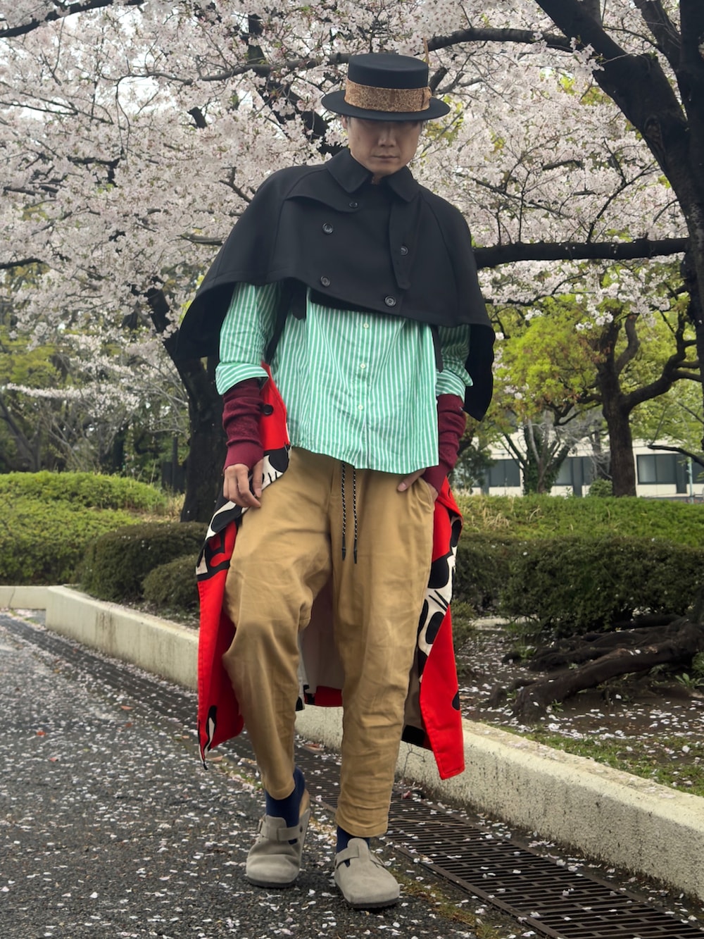 ベージュ系のサンダル、ベージュ系のチノパンツ、グリーン系のシャツ/ブラウスを着用したメンズの春コーディネートの2枚目の写真