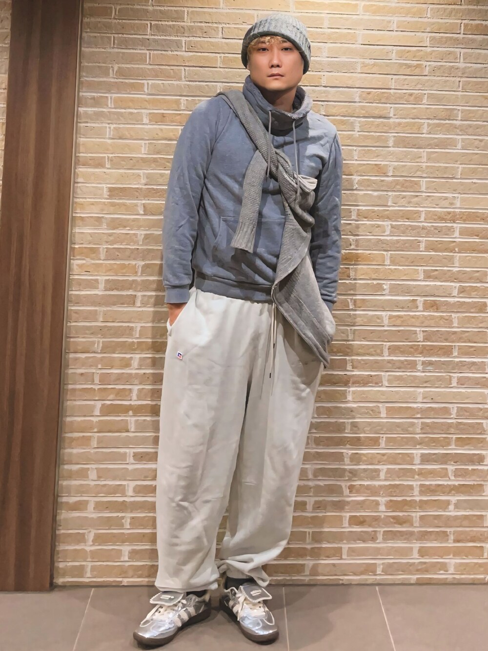 ホワイト系のスウェットパンツ、シルバー系のスニーカーを着用したメンズの秋コーディネートの3枚目の写真