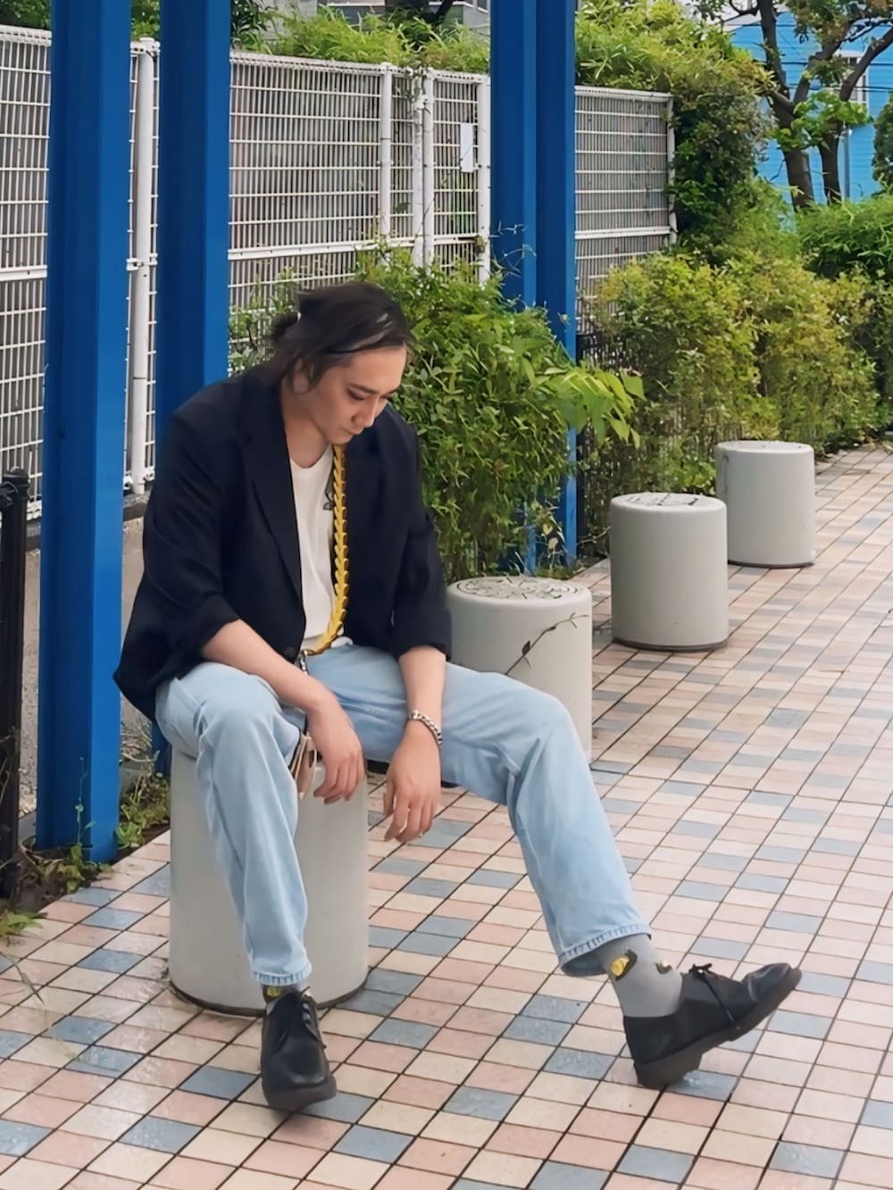 ホワイト系のTシャツ/カットソー、ブルー系のデニムパンツ、ブラック系のその他シューズを着用したメンズの夏コーディネートの4枚目の写真