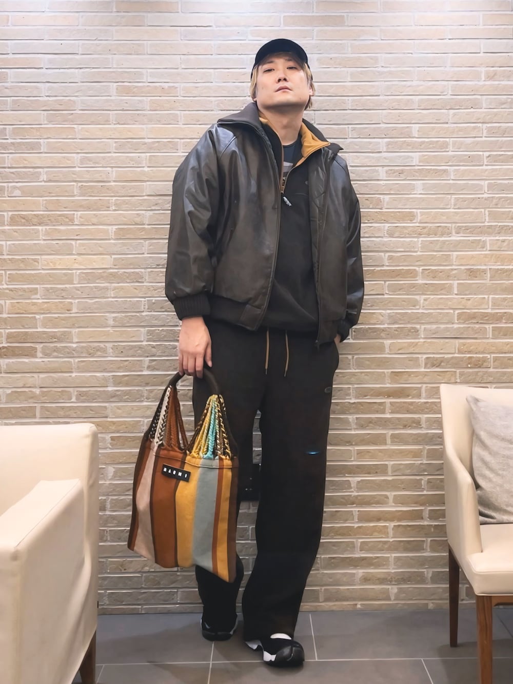 ブラウン系のブルゾン、ブラウン系のブルゾン、ブラウン系のスウェットパンツを着用したメンズの冬コーディネートの3枚目の写真