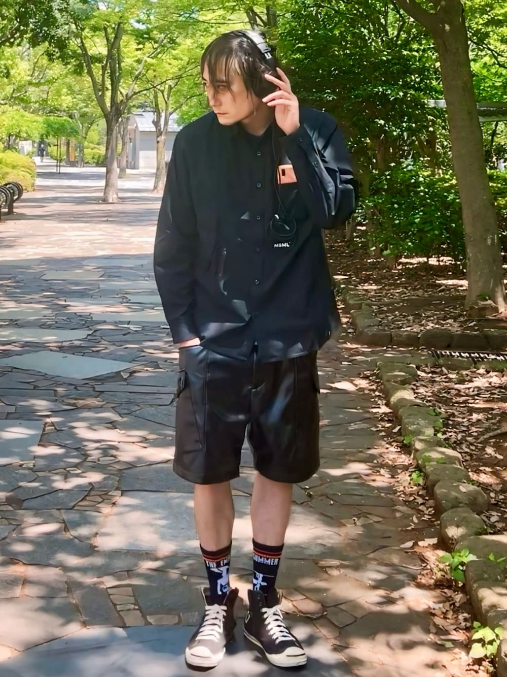 ブラック系のシャツ/ブラウス、ブラック系のその他パンツ、ブラック系のスニーカーを着用したメンズの春コーディネートの2枚目の写真