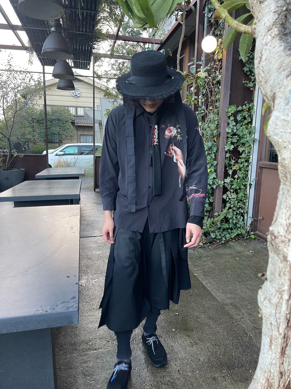 ブラック系のパンツ、ブラック系のモカシン/デッキシューズ、ブルー系のシューズアクセサリーを着用したメンズの冬コーディネートの5枚目の写真