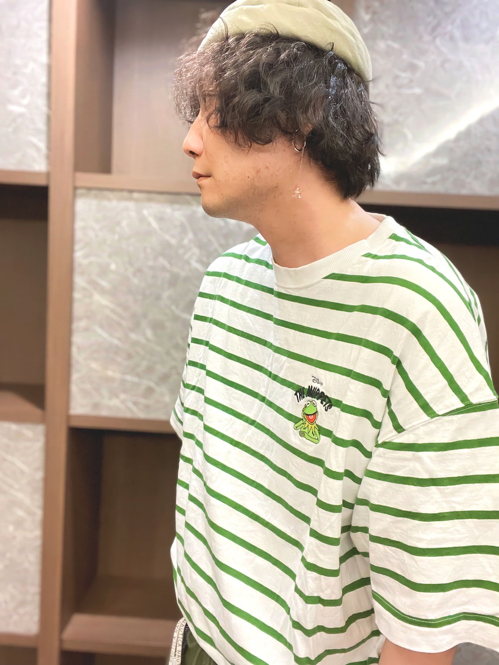 グリーン系のTシャツ/カットソー、ホワイト系のシューズアクセサリー、ブルー系のシューズアクセサリーを着用したメンズの夏コーディネートの5枚目の写真