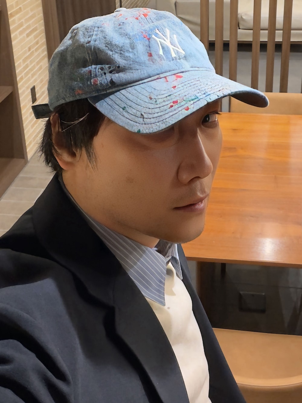 その他のスウェット、ホワイト系のスウェットパンツ、シルバー系のスニーカーを着用したメンズの春コーディネートの4枚目の写真