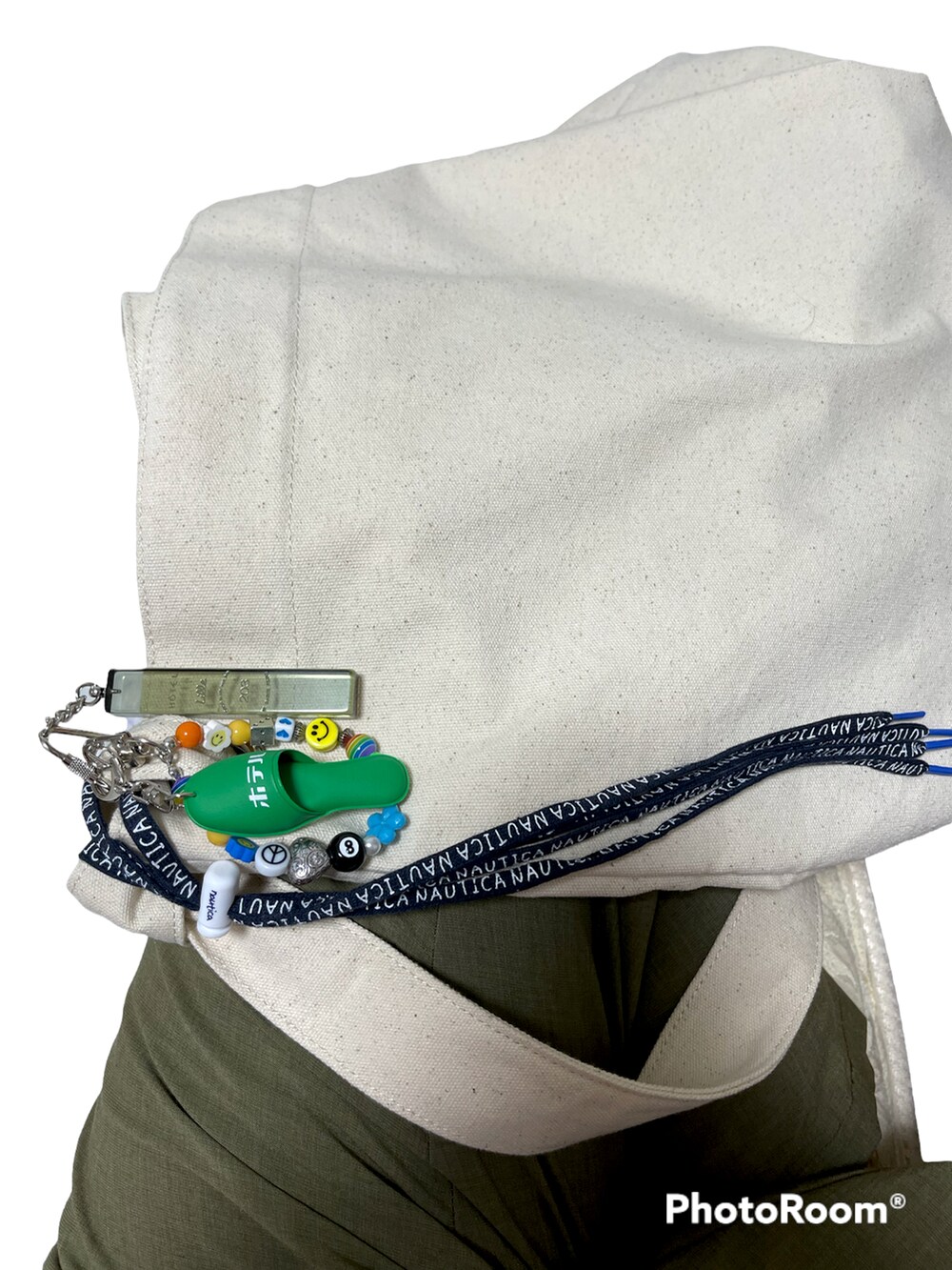 ベージュ系のショルダーバッグ、グリーン系のその他パンツ、ブラック系のサンダルを着用したメンズの夏コーディネートの5枚目の写真