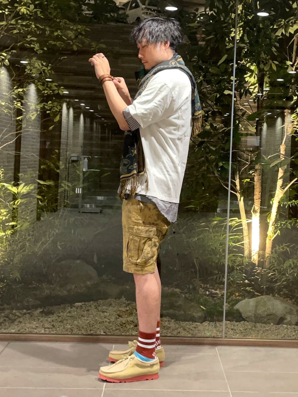 ホワイト系のTシャツ/カットソー、ブラウン系のパンツ、ベージュ系のその他シューズを着用したメンズの秋コーディネートの4枚目の写真