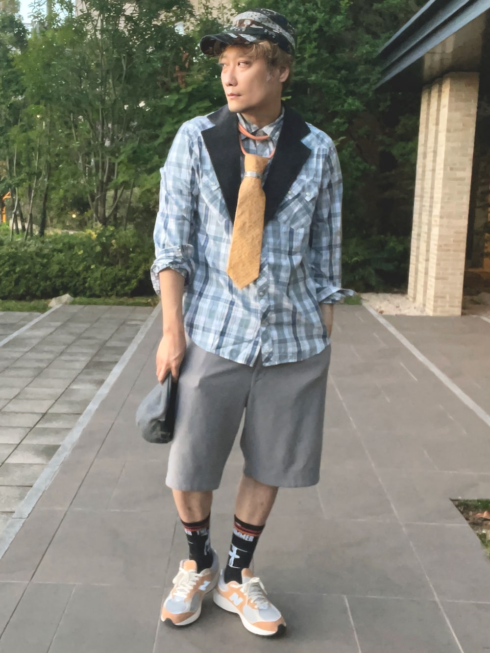 ブルー系のシャツ/ブラウス、イエロー系のネクタイ、ブラウン系のスニーカーを着用したメンズの秋コーディネートの2枚目の写真