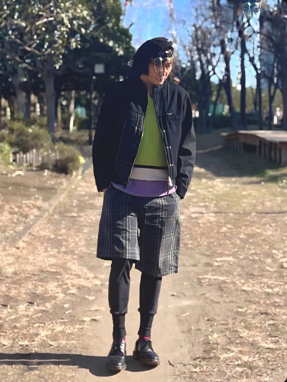 グリーン系のその他パンツ、ブラック系のその他シューズ、グリーン系のベストを着用したメンズの冬コーディネートの4枚目の写真