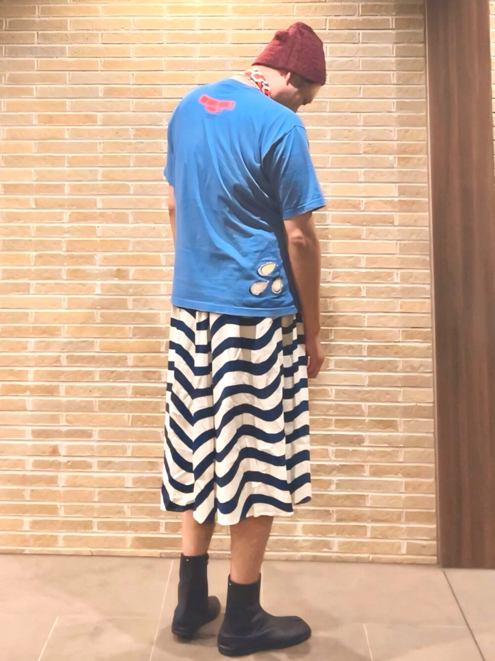 ブルー系のTシャツ/カットソー、ブルー系のスカート、ブラック系のドレスシューズを着用したメンズの夏コーディネートの3枚目の写真