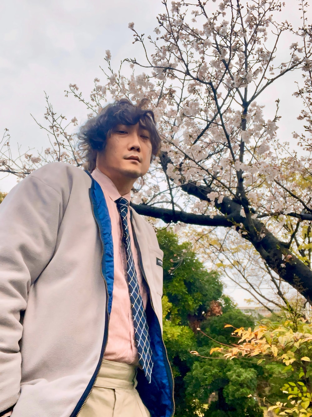 ピンク系のシャツ/ブラウス、ブルー系のモッズコート、ブルー系のネクタイを着用したメンズの春コーディネートの3枚目の写真