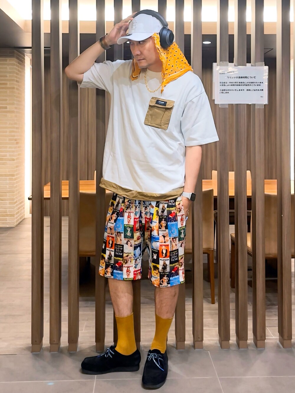 ブルー系のシューズアクセサリー、ホワイト系のTシャツ/カットソー、その他のその他パンツを着用したメンズの夏コーディネートの2枚目の写真