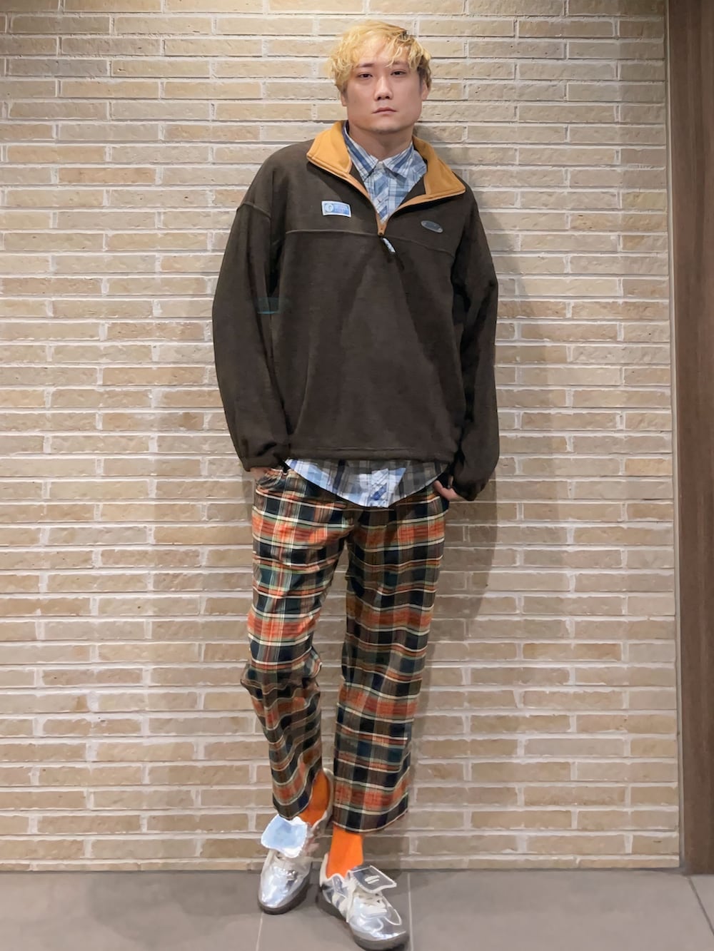 ブルー系のシャツ/ブラウス、ブラウン系のブルゾン、その他のパンツを着用したメンズの秋コーディネートの2枚目の写真