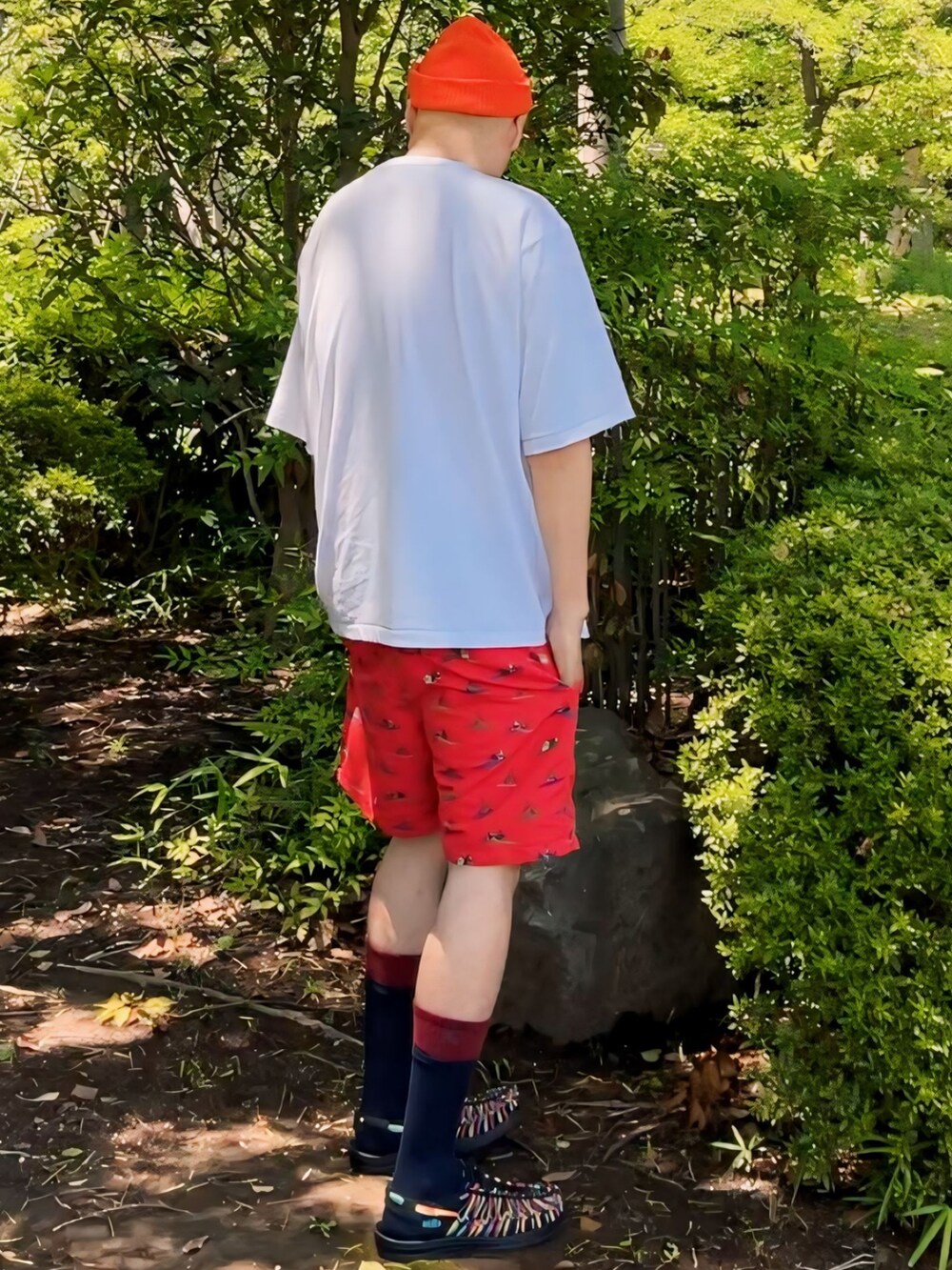 ホワイト系のTシャツ/カットソー、レッド系のパンツ、その他のサンダルを着用したメンズの夏コーディネートの5枚目の写真