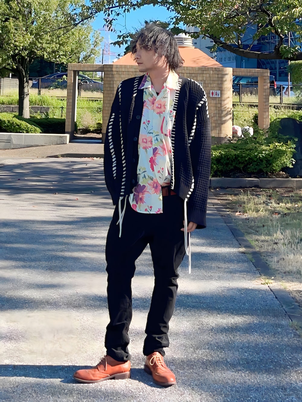 ベージュ系のシャツ/ブラウス、ブラック系のカーディガン/ボレロ、ブラック系のパンツを着用したメンズの秋コーディネートの2枚目の写真