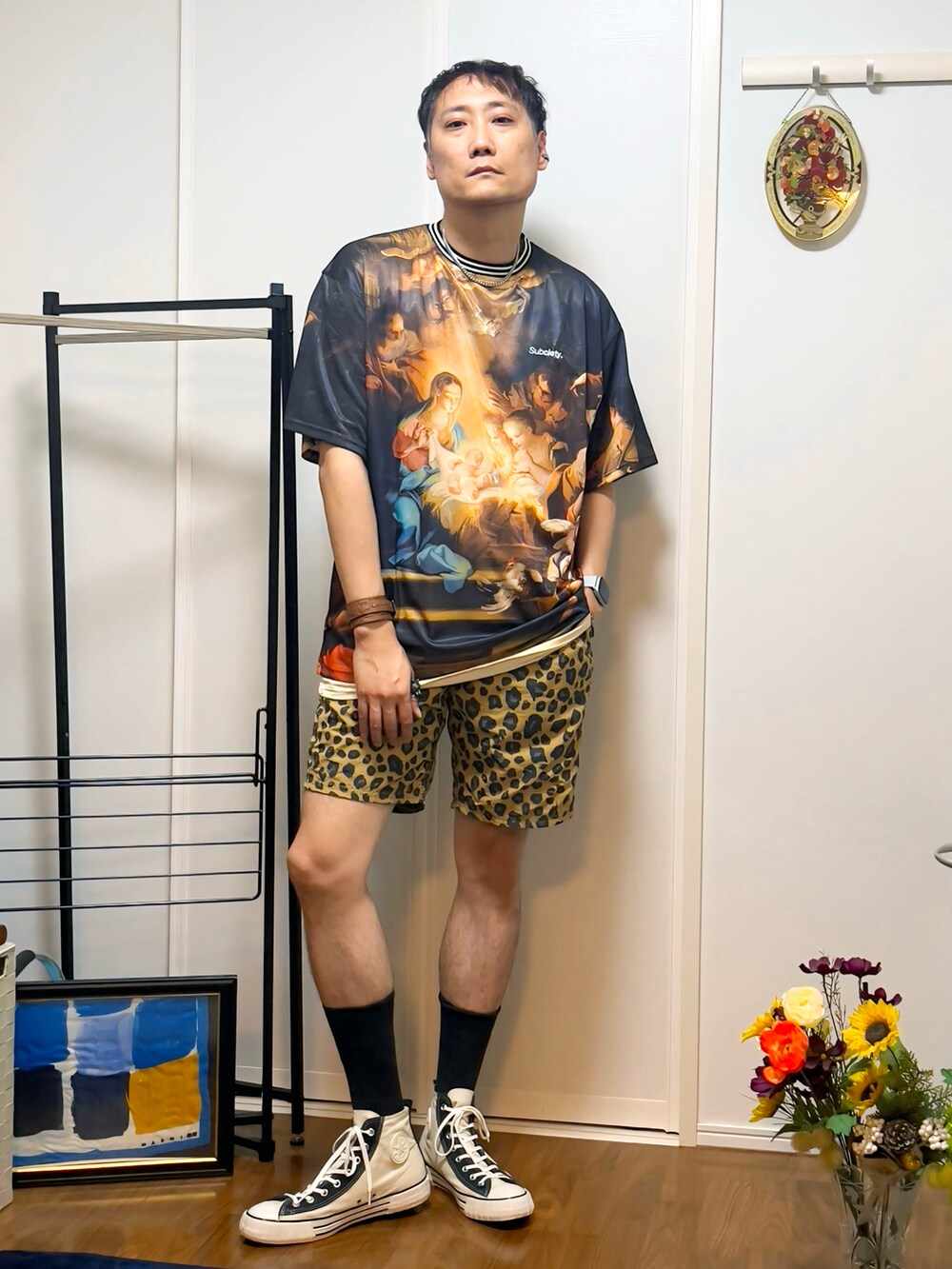 その他のTシャツ/カットソー、その他のその他パンツ、ホワイト系のスニーカーを着用したメンズの夏コーディネートの2枚目の写真