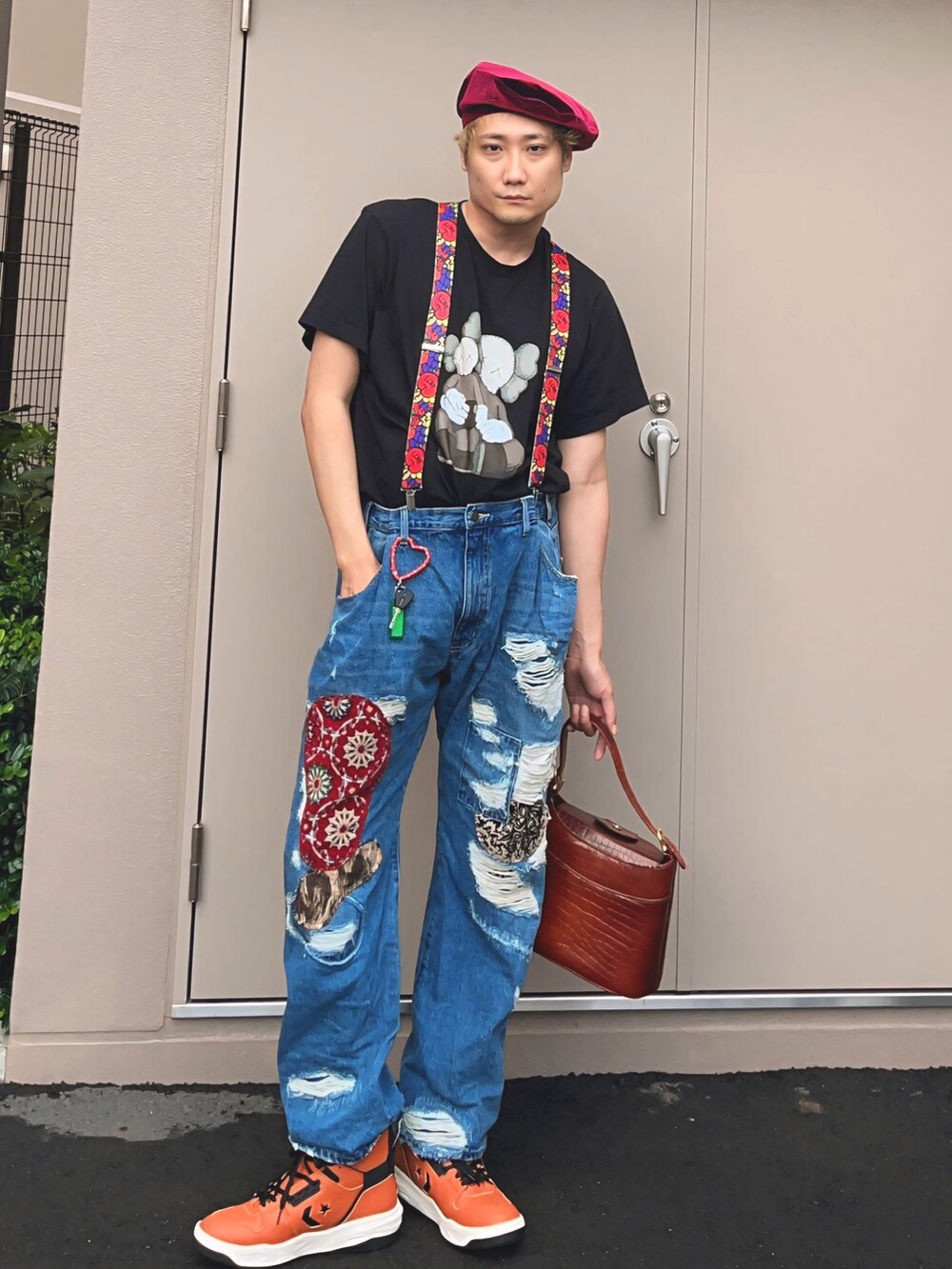 ブラック系のTシャツ/カットソー、ブルー系のデニムパンツ、オレンジ系のスニーカーを着用したメンズの秋コーディネートの3枚目の写真