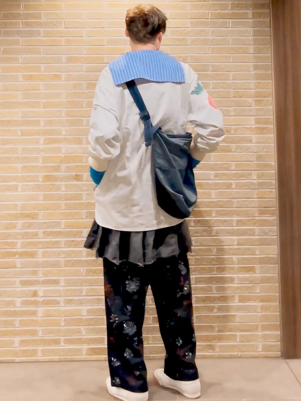 ブルー系のシャツ/ブラウス、ホワイト系のシャツ/ブラウス、ブルー系のショルダーバッグを着用したメンズの秋コーディネートの3枚目の写真