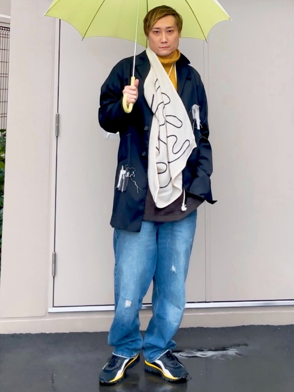 ホワイト系のスカート、イエロー系のニット/セーター、ブラック系のジャケット/アウターを着用したメンズの春コーディネートの2枚目の写真