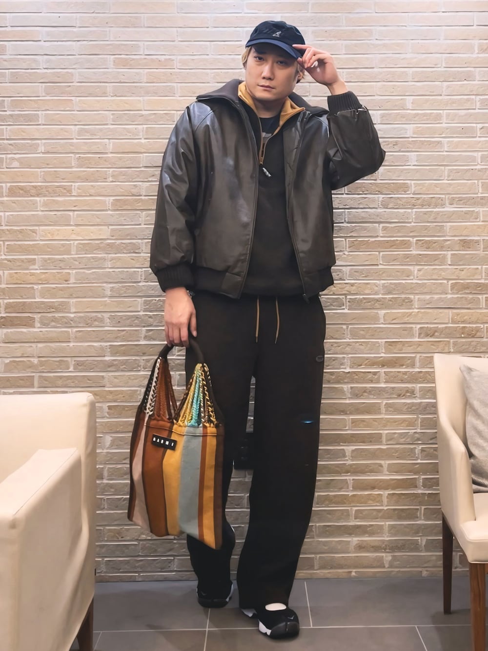 ブラウン系のブルゾン、ブラウン系のブルゾン、ブラウン系のスウェットパンツを着用したメンズの冬コーディネートの2枚目の写真