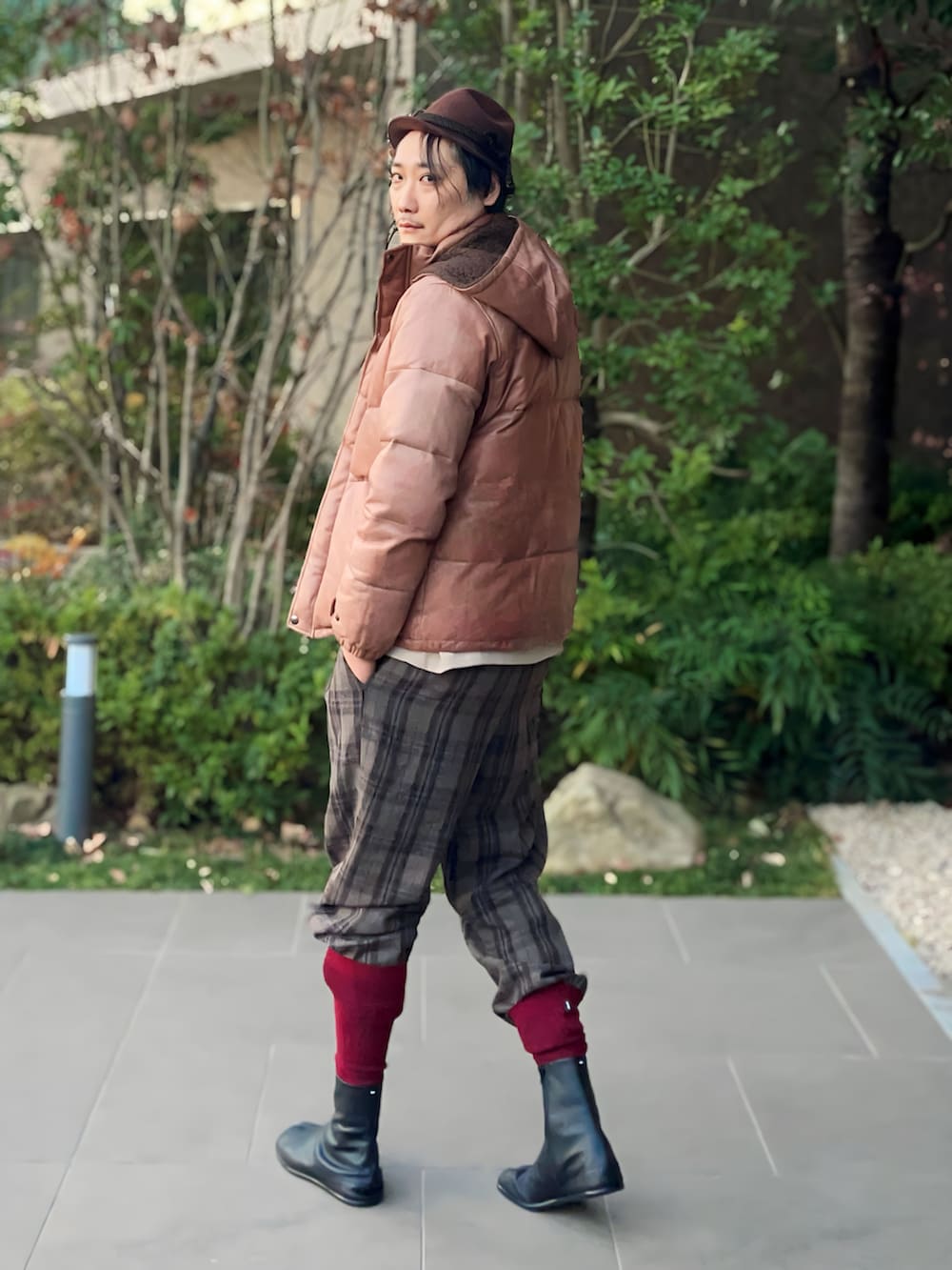 ベージュ系のシャツ/ブラウス、ブラウン系のダウンジャケット/コート、ブルー系のネクタイを着用したメンズの冬コーディネートの3枚目の写真