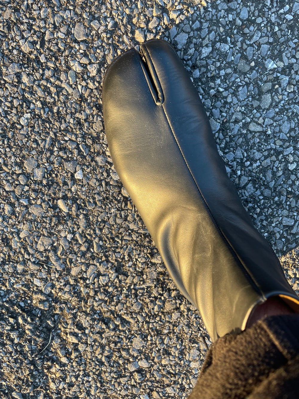 ブラック系のTシャツ/カットソー、ブルー系のバッグ、ブラック系のその他パンツを着用したメンズの冬コーディネートの3枚目の写真