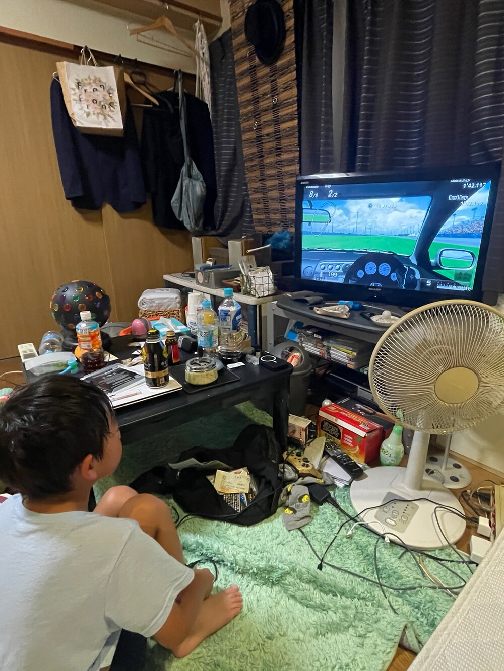 グレー系のその他パンツ、ブルー系のTシャツ/カットソー、ブラック系のモカシン/デッキシューズを着用したメンズの夏コーディネートの4枚目の写真