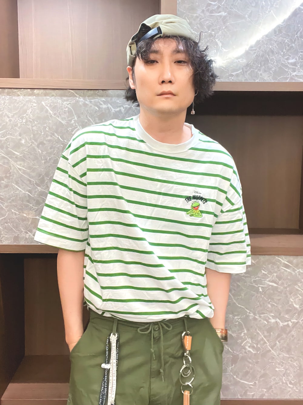 グリーン系のTシャツ/カットソー、ホワイト系のシューズアクセサリー、ブルー系のシューズアクセサリーを着用したメンズの夏コーディネートの4枚目の写真