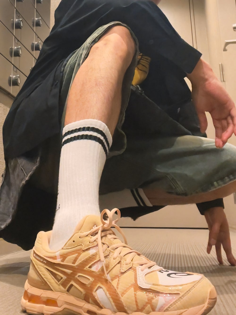 ブルー系のその他パンツ、ブラック系のシャツ/ブラウス、ホワイト系のTシャツ/カットソーを着用したメンズの秋コーディネートの3枚目の写真