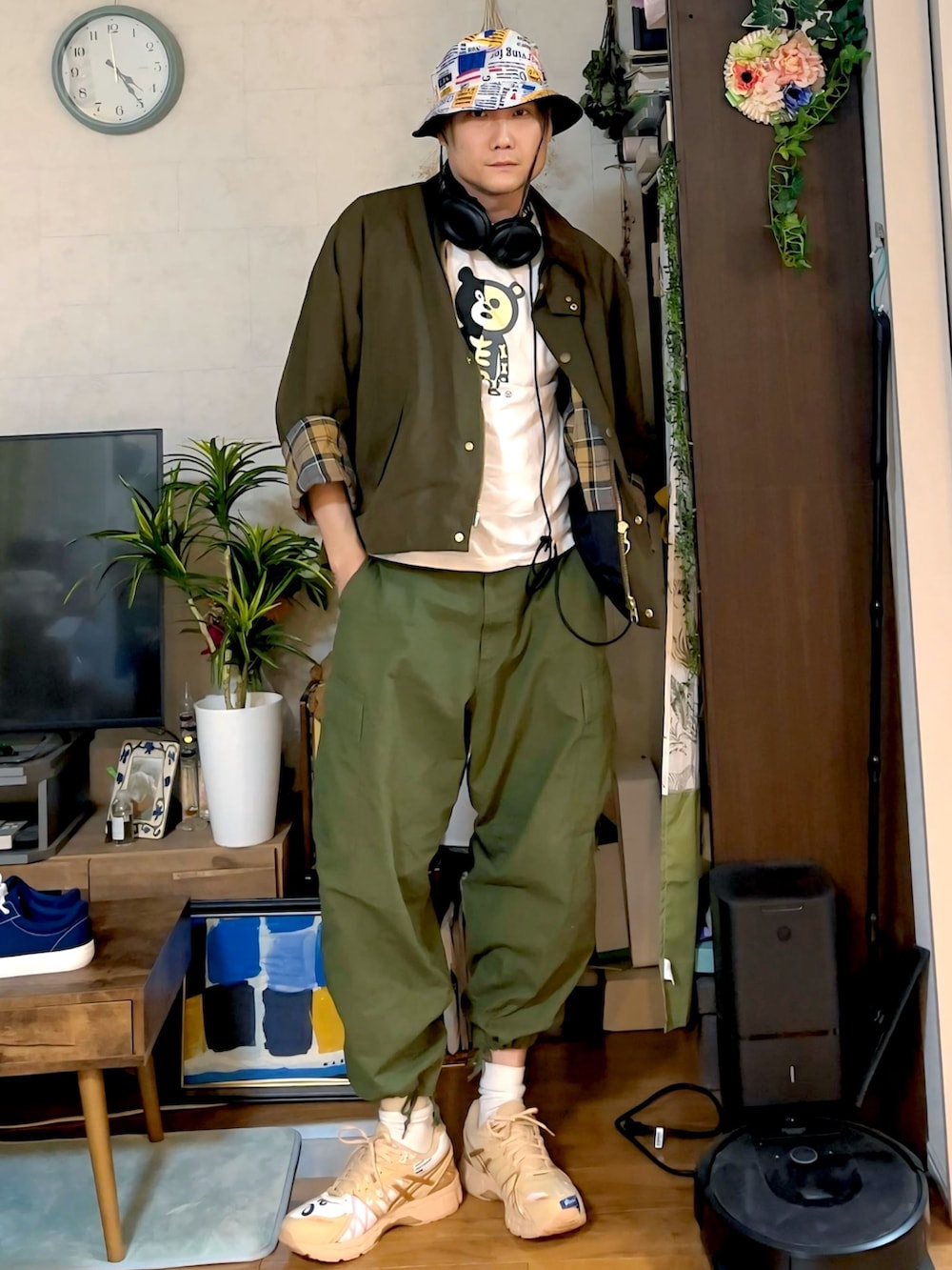 「アースカラー、カーゴパンツ、ストリート、春服、白Tシャツ、着回しコーデ、バケットハット、ジャケット、barbour、白ソックス、大人カジュアル、おしゃれな人と繋がりたい、ミリタリー」｜「ハッシーから- ̗̀🎁 ̖́-のアイテム（帽子、ホワイト系）」を使った、まっちゃんさん（メンズ・183cm）の春コーディネートの2枚目の写真