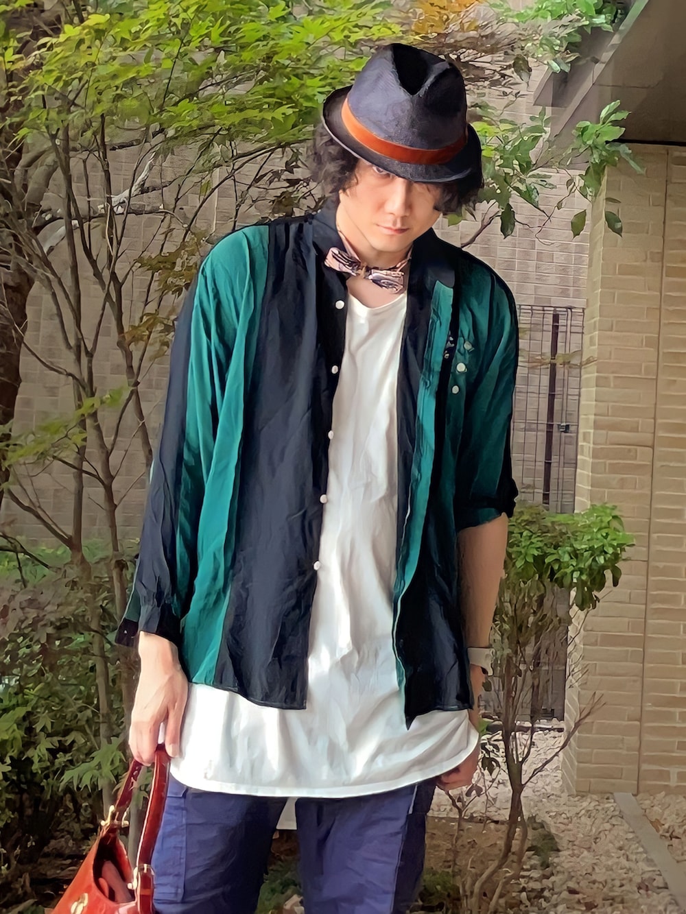 その他の蝶ネクタイ、ブラック系のタンクトップ、ブルー系のその他パンツを着用したメンズの夏コーディネートの3枚目の写真