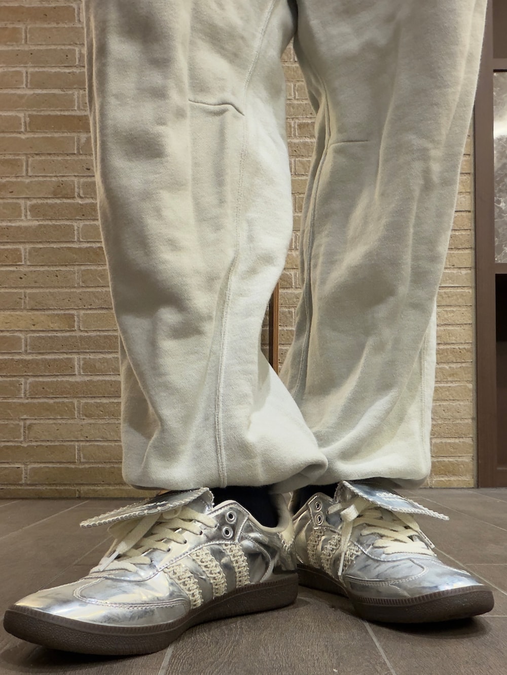 その他のスウェット、ホワイト系のスウェットパンツ、シルバー系のスニーカーを着用したメンズの春コーディネートの3枚目の写真