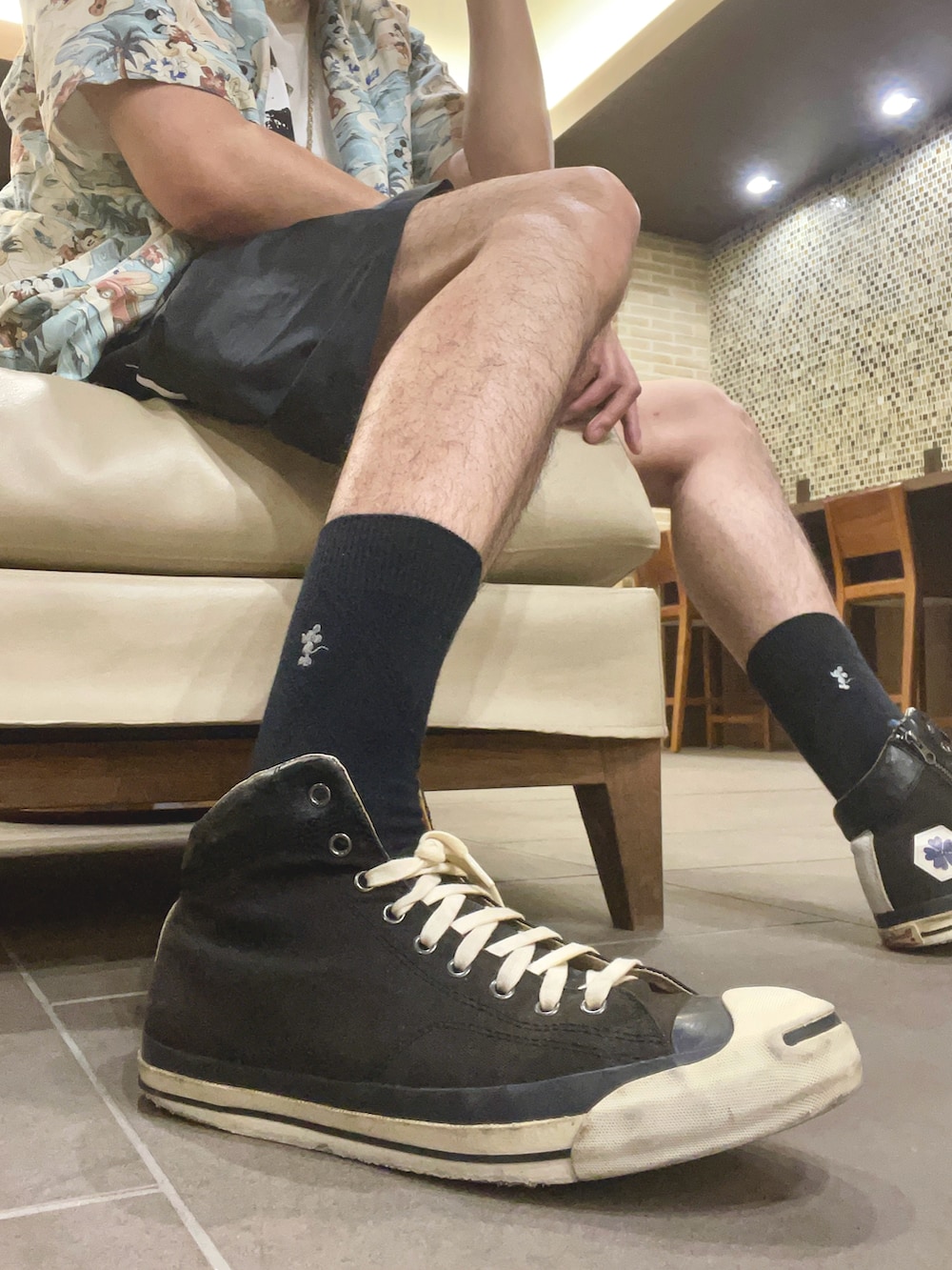 ホワイト系のTシャツ/カットソー、ブルー系のシャツ/ブラウス、ブラック系のその他パンツを着用したメンズの夏コーディネートの5枚目の写真